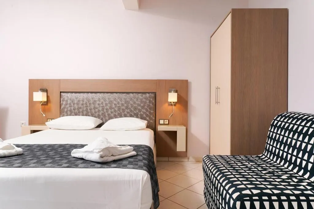 Tiara Holidays - Endless Blue Sea Resort - Superior Triple Room with Sea View - bedroom 1